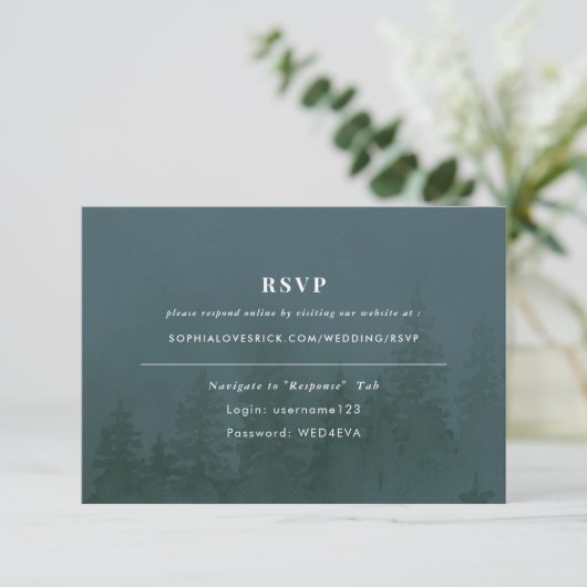 Evergreens in Foggy Forest Blue RSVP Karte (Stehend Vorderseite)