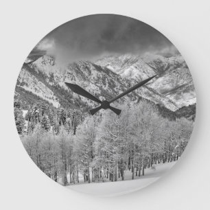 Evergreens und Aspen-Bäume in einem Schneesturm Große Wanduhr