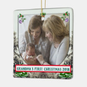 Evergreens und Snow Grandmas Erste Weihnachten Keramikornament (Links)