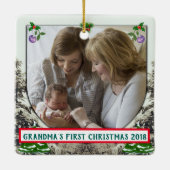 Evergreens und Snow Grandmas Erste Weihnachten Keramikornament (Rückseite)