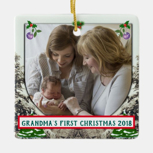 Evergreens und Snow Grandmas Erste Weihnachten Keramikornament (Vorderseite)