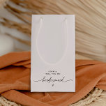 EVERLEIGH Minimalistische Bridesmaid-Geschenktasch Kleine Geschenktüte<br><div class="desc">Everleigh Collection - eine atemberaubende und minimalistische Kollektion mit einem modernen Kalligraphie-Schriftart, der elegant und stilvoll zugleich ist. Diese Kollektion bietet ein zeitloses und elegantes Design, das perfekt für jede Veranstaltung geeignet ist, von Hochzeiten bis hin zu Babyduschen und allem dazwischen. Genießen Sie die Eleganz und Eleganz der Everleigh Collection...</div>