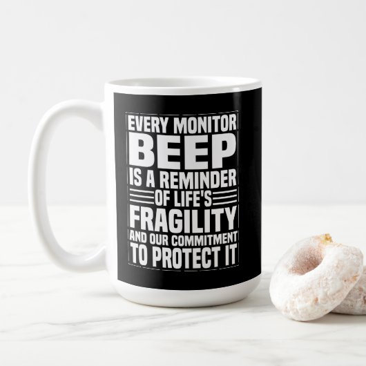 Every Beep Matters – Alert & Devoted Kaffeetasse (Mit Donut)
