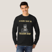 Every Day Is Trash Day Garbage Can Raccoon T-Shirt (Vorne ganz)
