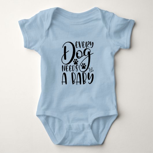 Every Dog Needs A Baby Pregnancy Announcement Baby Strampler (Vorderseite)