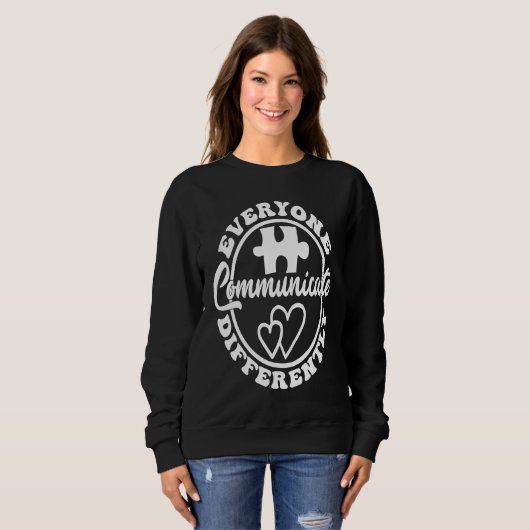 Everyone Communicate Differently Autism Awareness Sweatshirt (Vorne ganz)