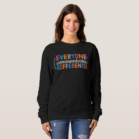 Everyone Communicates Differently Neurodiversity A Sweatshirt (Vorne ganz)