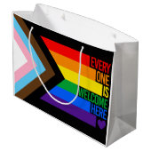 Everyone is Welcome Here (Progress Pride) Flag Große Geschenktüte (Rückseite Schrägansicht)