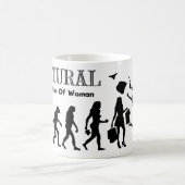 Evolution der befreiten Frau (Frau der Naturisten) Kaffeetasse (Mittel)