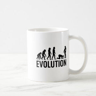Evolution des Menschen - Funny Man kniet vor einem Kaffeetasse
