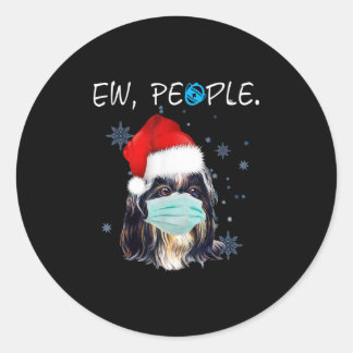 Ew Leute schicken Tzu Hund tragen eine Gesichtsmas Runder Aufkleber