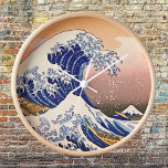 Ewige Eleganz: Japanisch Nami Great Wave Uhr<br><div class="desc">Verändern Sie Ihren Raum mit der Nami Great Wave Round Clock, inspiriert von der legendären "Great Wave off Kanagawa". Diese Uhr vereint mächtige blaue Wellen mit zeitloser Eleganz in der japanischen Kunst. Mit einem hochwertigen Holzrahmen ist es mehr als nur eine Uhr - eine Hommage an die Kultur, die Ruhe...</div>