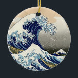 Ewige Ruhe: Die große Welle Ukiyo-e Keramik Ornament<br><div class="desc">Tauchen Sie ein in die zeitlose Schönheit von Hokusais ikonischem Meisterwerk mit unserem "ewigen Feindschaft"-Ornament. Dieses Vintage japanische Ukiyo-e Holzschnitt von The Great Wave in Kanagawa wurde mit Präzision und Sorgfalt erstellt und erfreut sich einer exquisiten Detailrealität. Der glatte, scharfe Fokus fängt jede Nuance ein, sodass Sie den Power und...</div>
