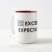 „Exceeds Erwartungen " Zweifarbige Tasse (Vorderseite Links)