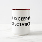 „Exceeds Erwartungen " Zweifarbige Tasse (Mittel)