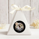 Exclusive Black Gold Floral Monogram Wedding Runder Aufkleber<br><div class="desc">Unsere Kollektion "Exclusive Gold and Black Floral Wedding" umfasst luftige Aquarellfarben,  schwarze und goldene Blume und reichhaltiges Blattwerk. Zusammen mit einem eleganten Skript,  das für Ihre Personalisierung bereit ist,  macht es zu einer schicken und modernen Hochzeitskollektion. Karo in unserem Shop für weitere Artikel.</div>