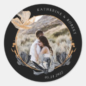 Exclusive Black Gold Floral Monogram Wedding Runder Aufkleber (Vorderseite)