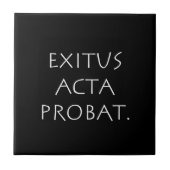 Exitus Acta Probat Fliese (Vorderseite)