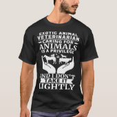 Exotic Animal Veterinarian Caring Animals Is A Pri T-Shirt (Vorderseite)