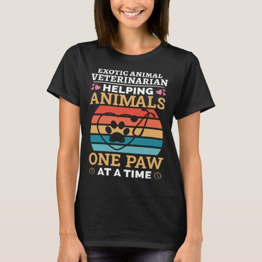 Exotic Animal Veterinarian Helping Animals One Paw T-Shirt (Vorderseite)
