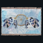 Exotic Blue Dream Catcher Wohngestaltung Decke<br><div class="desc">Ein Traumfänger,  der den runden Kreis von Bambus und roten Perlen im Netz mit blauen Papageienvogelfedern auf einem weichen Federhintergrund der Blues umfasst.</div>