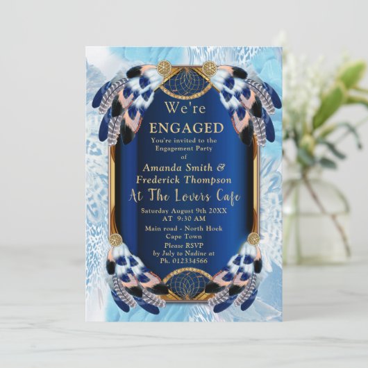 Exotic-Parrot Blue Feathers Verlobung Einladung (Stehend Vorderseite)