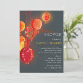 Exotic Red Paper Lanterns Wedding Couples Dusche Einladung (Stehend Vorderseite)