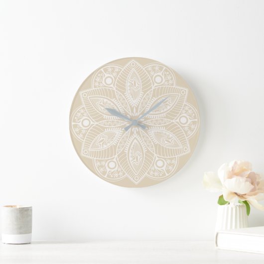 Exotic White Mandala auf Beige Hintergrund Große Wanduhr (Zuhause)