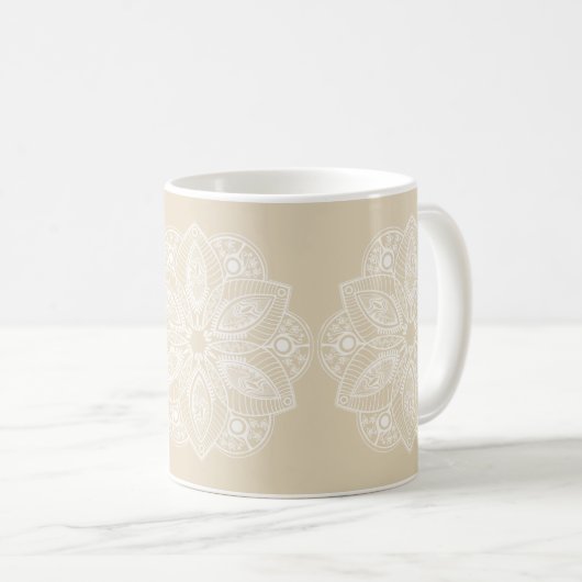 Exotic White Mandala auf Beige Hintergrund Kaffeetasse (VorderseiteRechts)