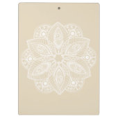 Exotic White Mandala auf Beige Hintergrund Klemmbrett (Rückseite)