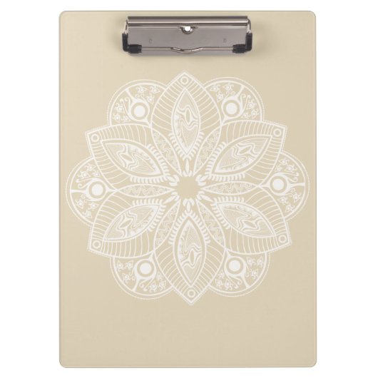 Exotic White Mandala auf Beige Hintergrund Klemmbrett (Vorderseite)
