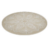 Exotic White Mandala auf Beige Hintergrund Schneidebrett (Ecke)