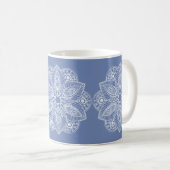 Exotic White Mandala auf Blue Background Kaffeetasse (VorderseiteRechts)