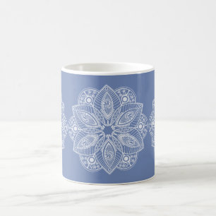 Exotic White Mandala auf Blue Background Kaffeetasse
