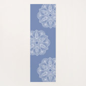 Exotic White Mandala auf Blue Background Yogamatte (Rückseite)