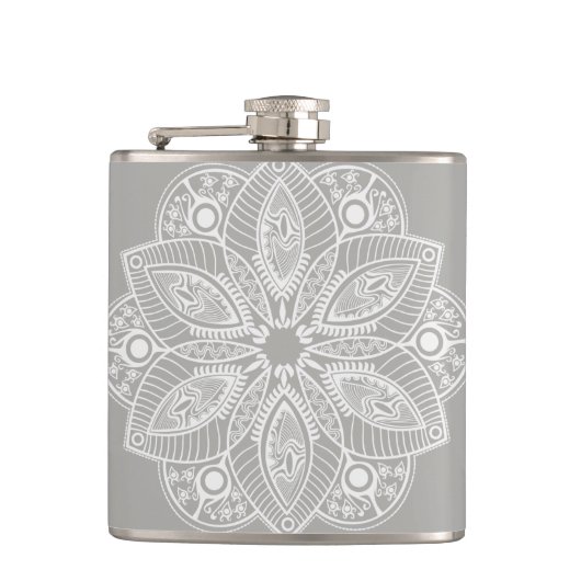 Exotic White Mandala auf grauem Hintergrund Flachmann (Vorderseite)