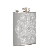 Exotic White Mandala auf grauem Hintergrund Flachmann (Rechts)