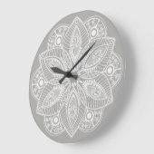Exotic White Mandala auf grauem Hintergrund Große Wanduhr (Winkel)