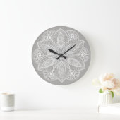 Exotic White Mandala auf grauem Hintergrund Große Wanduhr (Zuhause)