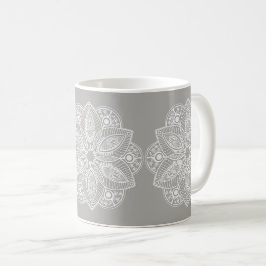 Exotic White Mandala auf grauem Hintergrund Kaffeetasse (VorderseiteRechts)