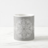 Exotic White Mandala auf grauem Hintergrund Kaffeetasse (Mittel)