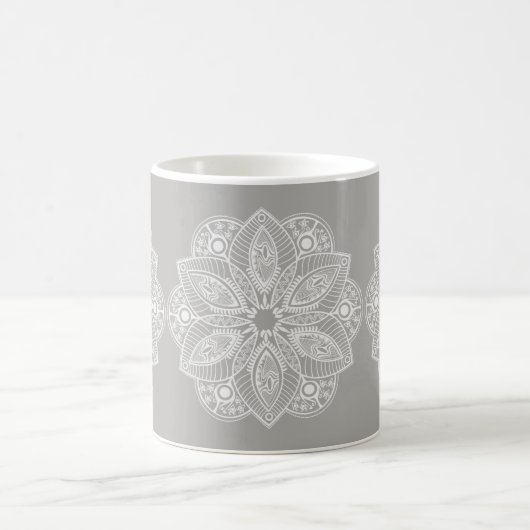 Exotic White Mandala auf grauem Hintergrund Kaffeetasse (Mittel)