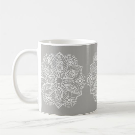 Exotic White Mandala auf grauem Hintergrund Kaffeetasse (Links)