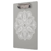 Exotic White Mandala auf grauem Hintergrund Klemmbrett (Links)