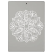 Exotic White Mandala auf grauem Hintergrund Klemmbrett (Rückseite)