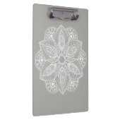 Exotic White Mandala auf grauem Hintergrund Klemmbrett (Rechts)