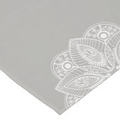 Exotic White Mandala auf grauem Hintergrund Kurzer Tischläufer (Ecke)