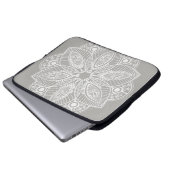 Exotic White Mandala auf grauem Hintergrund Laptopschutzhülle (Vorne Knopf)