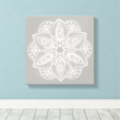 Exotic White Mandala auf grauem Hintergrund Leinwanddruck (Insitu (Holzboden))