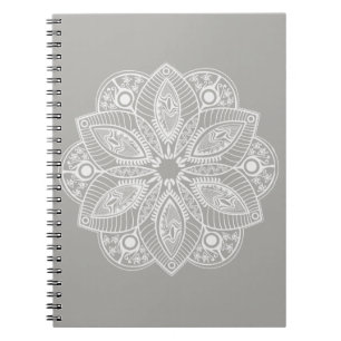 Exotic White Mandala auf grauem Hintergrund Notizblock